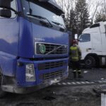 14.02.2022. Dąbrowa. Zderzenie dwóch samochodów ciężarowych na drodze krajowej nr 7 / Jarosław Kubalski / Radio Kielce