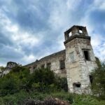 12.10.2021. Podzamcze Piekoszowskie. Ruiny pałacu Tarłów / Jarosław Kubalski / Radio Kielce