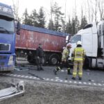 14.02.2022. Dąbrowa. Zderzenie dwóch samochodów ciężarowych na drodze krajowej nr 7 / Jarosław Kubalski / Radio Kielce