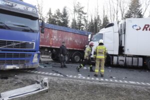 14.02.2022. Dąbrowa. Zderzenie dwóch samochodów ciężarowych na drodze krajowej nr 7 / Jarosław Kubalski / Radio Kielce