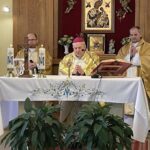 11.02.2022. Ostrowiec Świętokrzyski. Msza w intencji chorych. Na zdjęciu (w środku): bp Edward Frankowski - biskup senior diecezji sandomierskiej / Emilia Sitarska / Radio Kielce