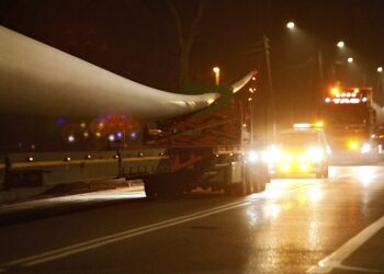 21.02.2021 Cedzyna. Przejazd nienormatywnego transportu ponadgabarytowego / Jarosław Kubalski / Radio Kielce