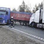 14.02.2022. Dąbrowa. Zderzenie dwóch samochodów ciężarowych na drodze krajowej nr 7 / Jarosław Kubalski / Radio Kielce