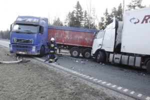 14.02.2022. Dąbrowa. Zderzenie dwóch samochodów ciężarowych na drodze krajowej nr 7 / Jarosław Kubalski / Radio Kielce