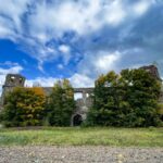 12.10.2021. Podzamcze Piekoszowskie. Ruiny pałacu Tarłów / Jarosław Kubalski / Radio Kielce