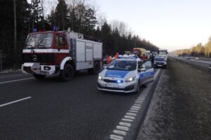 14.02.2022. Dąbrowa. Zderzenie dwóch samochodów ciężarowych na drodze krajowej nr 7 / Jarosław Kubalski / Radio Kielce