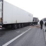 14.02.2022. Dąbrowa. Zderzenie dwóch samochodów ciężarowych na drodze krajowej nr 7 / Jarosław Kubalski / Radio Kielce