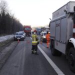 14.02.2022. Dąbrowa. Zderzenie dwóch samochodów ciężarowych na drodze krajowej nr 7 / Jarosław Kubalski / Radio Kielce