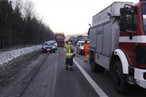 14.02.2022. Dąbrowa. Zderzenie dwóch samochodów ciężarowych na drodze krajowej nr 7 / Jarosław Kubalski / Radio Kielce