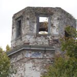 12.10.2021. Podzamcze Piekoszowskie. Ruiny pałacu Tarłów / Jarosław Kubalski / Radio Kielce