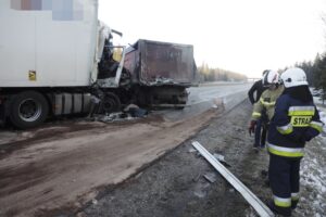 14.02.2022. Dąbrowa. Zderzenie dwóch samochodów ciężarowych na drodze krajowej nr 7 / Jarosław Kubalski / Radio Kielce