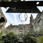 12.10.2021. Podzamcze Piekoszowskie. Ruiny pałacu Tarłów / Jarosław Kubalski / Radio Kielce