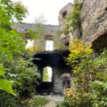 12.10.2021. Podzamcze Piekoszowskie. Ruiny pałacu Tarłów / Jarosław Kubalski / Radio Kielce