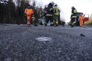 14.02.2022. Dąbrowa. Zderzenie dwóch samochodów ciężarowych na drodze krajowej nr 7 / Jarosław Kubalski / Radio Kielce