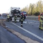 14.02.2022. Dąbrowa. Zderzenie dwóch samochodów ciężarowych na drodze krajowej nr 7 / Jarosław Kubalski / Radio Kielce