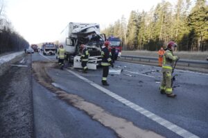 14.02.2022. Dąbrowa. Zderzenie dwóch samochodów ciężarowych na drodze krajowej nr 7 / Jarosław Kubalski / Radio Kielce