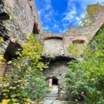 12.10.2021. Podzamcze Piekoszowskie. Ruiny pałacu Tarłów / Jarosław Kubalski / Radio Kielce