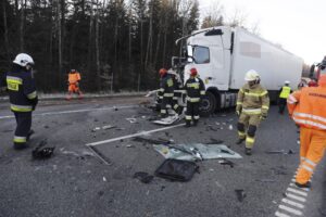 14.02.2022. Dąbrowa. Zderzenie dwóch samochodów ciężarowych na drodze krajowej nr 7 / Jarosław Kubalski / Radio Kielce