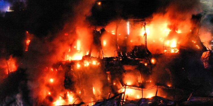 10.02.2022. Starachowice. Pożar hali / Jarosław Kubalski / Radio Kielce