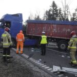 14.02.2022. Dąbrowa. Zderzenie dwóch samochodów ciężarowych na drodze krajowej nr 7 / Jarosław Kubalski / Radio Kielce