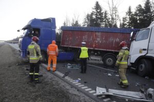 14.02.2022. Dąbrowa. Zderzenie dwóch samochodów ciężarowych na drodze krajowej nr 7 / Jarosław Kubalski / Radio Kielce