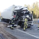 14.02.2022. Dąbrowa. Zderzenie dwóch samochodów ciężarowych na drodze krajowej nr 7 / Jarosław Kubalski / Radio Kielce