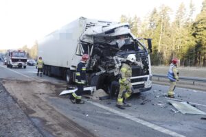 14.02.2022. Dąbrowa. Zderzenie dwóch samochodów ciężarowych na drodze krajowej nr 7 / Jarosław Kubalski / Radio Kielce