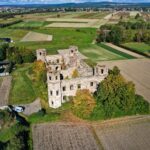 12.10.2021. Podzamcze Piekoszowskie. Ruiny pałacu Tarłów / Jarosław Kubalski / Radio Kielce