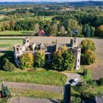 12.10.2021. Podzamcze Piekoszowskie. Ruiny pałacu Tarłów / Jarosław Kubalski / Radio Kielce