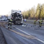 14.02.2022. Dąbrowa. Zderzenie dwóch samochodów ciężarowych na drodze krajowej nr 7 / Jarosław Kubalski / Radio Kielce