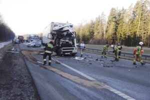 14.02.2022. Dąbrowa. Zderzenie dwóch samochodów ciężarowych na drodze krajowej nr 7 / Jarosław Kubalski / Radio Kielce