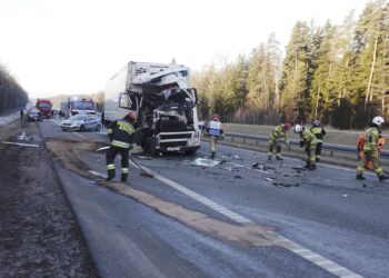 14.02.2022. Dąbrowa. Zderzenie dwóch samochodów ciężarowych na drodze krajowej nr 7 / Jarosław Kubalski / Radio Kielce