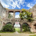 12.10.2021. Podzamcze Piekoszowskie. Ruiny pałacu Tarłów / Jarosław Kubalski / Radio Kielce