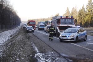 14.02.2022. Dąbrowa. Zderzenie dwóch samochodów ciężarowych na drodze krajowej nr 7 / Jarosław Kubalski / Radio Kielce