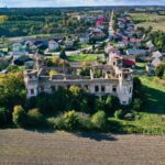 12.10.2021. Podzamcze Piekoszowskie. Ruiny pałacu Tarłów / Jarosław Kubalski / Radio Kielce