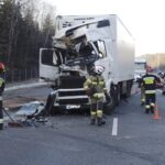 14.02.2022. Dąbrowa. Zderzenie dwóch samochodów ciężarowych na drodze krajowej nr 7 / Jarosław Kubalski / Radio Kielce