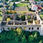 12.10.2021. Podzamcze Piekoszowskie. Ruiny pałacu Tarłów / Jarosław Kubalski / Radio Kielce