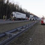 14.02.2022. Dąbrowa. Zderzenie dwóch samochodów ciężarowych na drodze krajowej nr 7 / Jarosław Kubalski / Radio Kielce