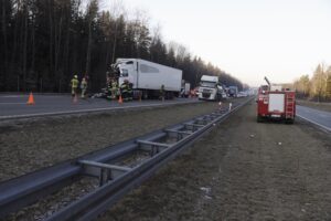 14.02.2022. Dąbrowa. Zderzenie dwóch samochodów ciężarowych na drodze krajowej nr 7 / Jarosław Kubalski / Radio Kielce