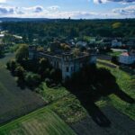 12.10.2021. Podzamcze Piekoszowskie. Ruiny pałacu Tarłów / Jarosław Kubalski / Radio Kielce