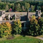 12.10.2021. Podzamcze Piekoszowskie. Ruiny pałacu Tarłów / Jarosław Kubalski / Radio Kielce