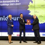 01.02.2022. Warszawa. Podpisanie Kontraktu Programowego dla Województwa Świętokrzyskiego. Na zdjęciu (od lewej): Renata Janik - wicemarszałek województwa świętokrzyskiego, Waldemar Buda - Sekretarz Stanu w Ministerstwie Funduszy i Polityki Regionalnej, Andrzej Bętkowski - marszałek województwa świętokrzyskiego / Jarosław Kubalski / Radio Kielce