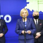 01.02.2022. Warszawa. Podpisanie Kontraktu Programowego dla Województwa Świętokrzyskiego. Na zdjęciu (od lewej): Waldemar Buda - Sekretarz Stanu w Ministerstwie Funduszy i Polityki Regionalnej, Renata Janik - wicemarszałek województwa świętokrzyskiego, Andrzej Bętkowski - marszałek województwa świętokrzyskiego / Jarosław Kubalski / Radio Kielce