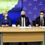 01.02.2022. Warszawa. Podpisanie Kontraktu Programowego dla Województwa Świętokrzyskiego. Na zdjęciu (od lewej): Renata Janik - wicemarszałek województwa świętokrzyskiego, Andrzej Bętkowski - marszałek województwa świętokrzyskiego, Waldemar Buda - Sekretarz Stanu w Ministerstwie Funduszy i Polityki Regionalnej / Jarosław Kubalski / Radio Kielce