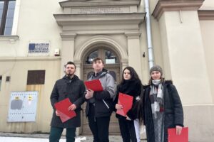 03.02.2022. Kielce. Przedstawiciele Młodzieży Wszechpolskiej upamiętnili ogólnopolski strajk szkolny, jaki odbył się w 1905 roku. Na zdjęciu (od lewej): Krystian Kwas, Jakub Żunda, Natalia Rybus, Marta Błaut / Iwona Murawska / Radio Kielce