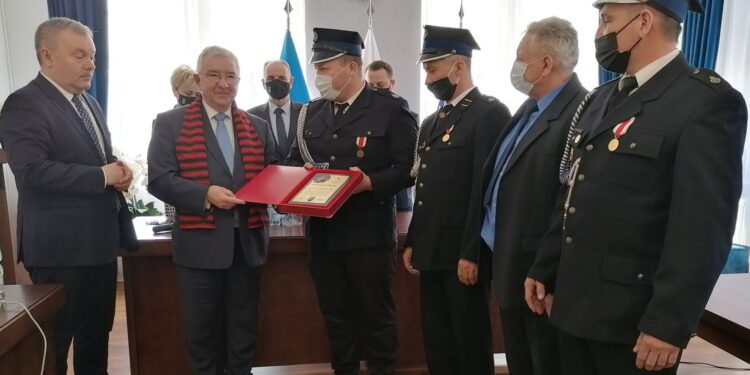 15.02.2022. Skalbmierz. Strażacy dziękują posłowi za wsparcie w uzyskaniu nowego wozu. Na zdjęciu (od lewej): Marek Juszczyk - burmistrz i poseł Krzysztof Lipiec / Marta Gajda / Radio Kielce