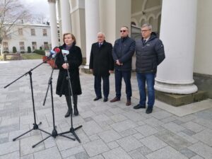 18.02.2022. Busko-Zdrój. Na zdjęciu (przemawia): Anna Krupka - wiceminister sportu; (od lewej) Waldemar Sikora - burmistrz Buska-Zdroju, Grzegorz Cepil - ARiMR w Busku-Zdroju, Grzegorz Jankowski - kierownik ARiMR w Busku-Zdroju / Marta Gajda-Kruk / Radio Kielce