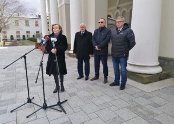 18.02.2022. Busko-Zdrój. Na zdjęciu (przemawia): Anna Krupka - wiceminister sportu; (od lewej) Waldemar Sikora - burmistrz Buska-Zdroju, Grzegorz Cepil - ARiMR w Busku-Zdroju, Grzegorz Jankowski - kierownik ARiMR w Busku-Zdroju / Marta Gajda-Kruk / Radio Kielce