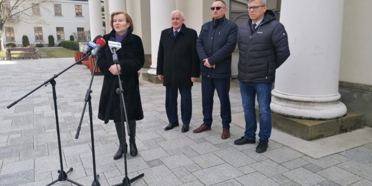 18.02.2022. Busko-Zdrój. Na zdjęciu (przemawia): Anna Krupka - wiceminister sportu; (od lewej) Waldemar Sikora - burmistrz Buska-Zdroju, Grzegorz Cepil - ARiMR w Busku-Zdroju, Grzegorz Jankowski - kierownik ARiMR w Busku-Zdroju / Marta Gajda-Kruk / Radio Kielce