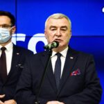 01.02.2022. Warszawa. Podpisanie Kontraktu Programowego dla Województwa Świętokrzyskiego. Na zdjęciu (od lewej): Waldemar Buda - Sekretarz Stanu w Ministerstwie Funduszy i Polityki Regionalnej, Andrzej Bętkowski - marszałek województwa świętokrzyskiego / Jarosław Kubalski / Radio Kielce